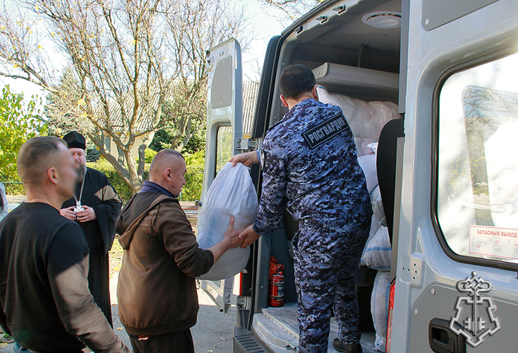 В Запорожской области росгвардейцы и представители Русской Православной церкви посетили социальное учреждение