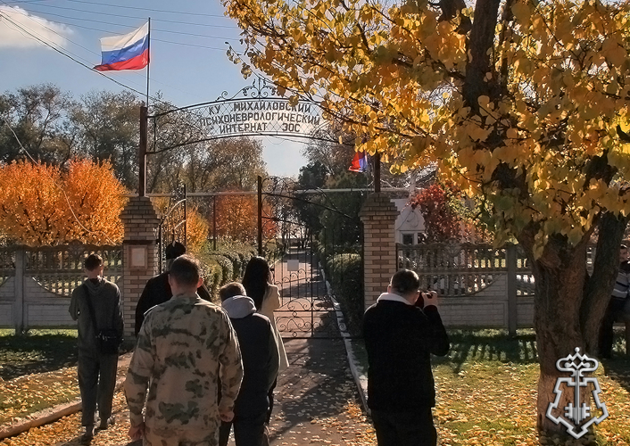 В Запорожской области росгвардейцы и представители Русской Православной церкви посетили социальное учреждение