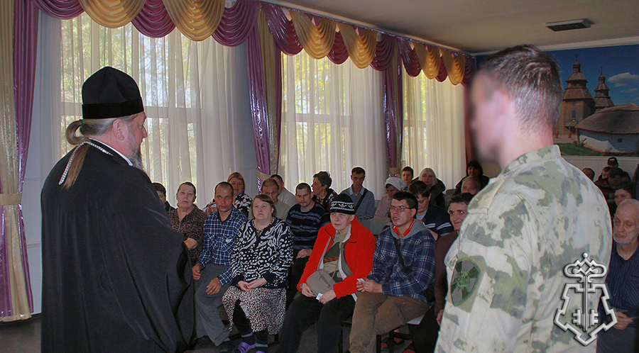 В Запорожской области росгвардейцы и представители Русской Православной церкви посетили социальное учреждение