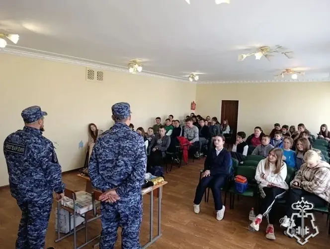 Сотрудники Росгвардии провели занятия по тактической медицине и первой помощи для школьников