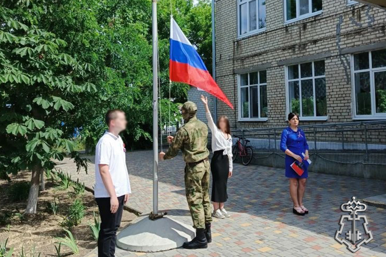 Представители Росгвардии стали почетными гостями на торжественной школьной линейке в Бердянске