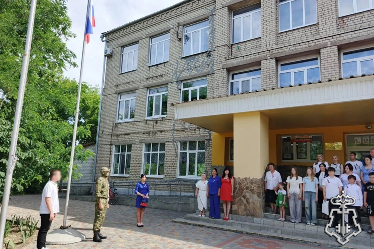 Представители Росгвардии стали почетными гостями на торжественной школьной линейке в Бердянске
