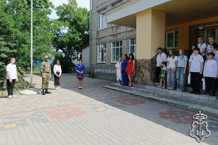 Представители Росгвардии стали почетными гостями на торжественной школьной линейке в Бердянске
