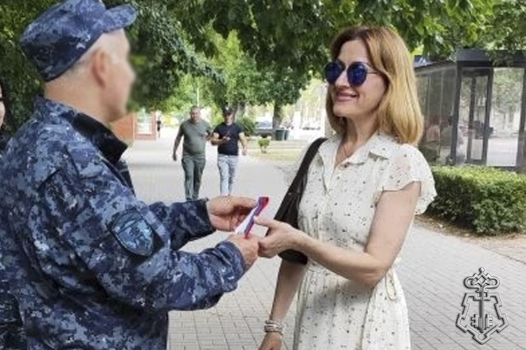 Росгвардейцы поздравили граждан с Днем России в Мелитополе
