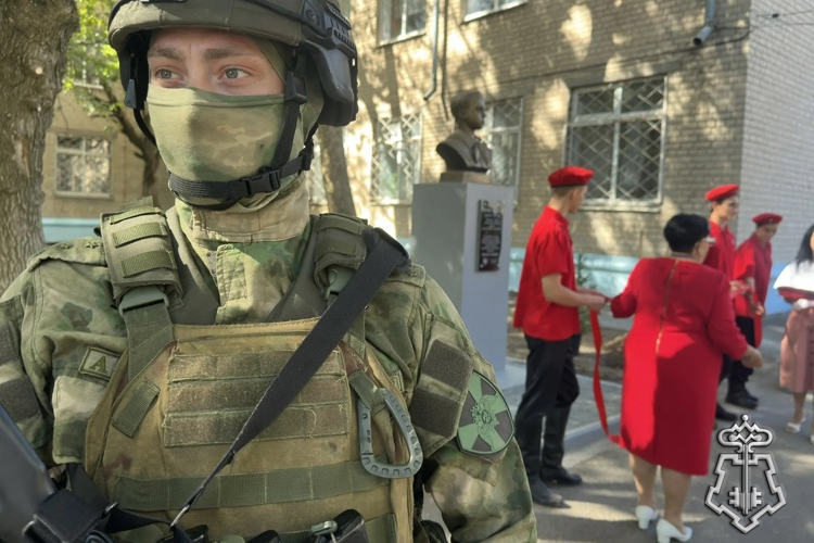 Сотрудники Росгвардии обеспечили безопасность церемонии открытия памятника пионеру-герою в Запорожской области